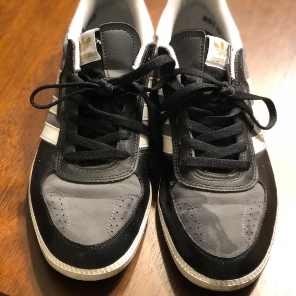 Adidas tennis shoes. LIKE NEW 🖤🖤 - Picture 2 of 2